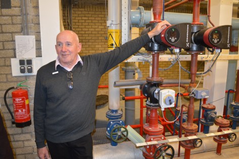 Haren heeft nu één van de modernste zwembaden, dat is in de machinekamers te zien. Peter Venema leidt rond....
