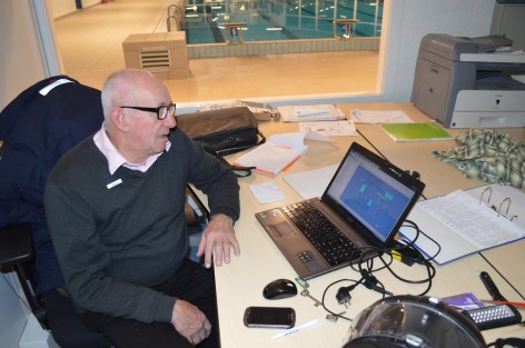 Peter Venema bij zijn moderne controlesysteem. Hij kan overal ter wereld inloggen en bijsturen...